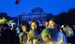 吃瓜群众图片瓜田,吃瓜群众捕捉夏日欢乐瞬间