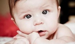 小孩吃喜瓜,见证童年甜蜜时光