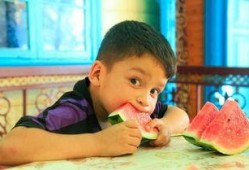 城市吃瓜小孩视频,捕捉童真瞬间