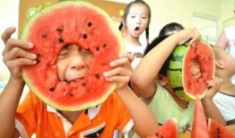 城市吃瓜小孩视频,捕捉童真瞬间