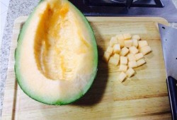 吃哈密瓜的路人,哈密瓜香引路人驻足