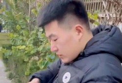 眼镜吃瓜男,眼镜吃瓜男生的独特魅力与生活态度