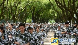 吃瓜军训妹,青春活力与军旅风采的完美融合